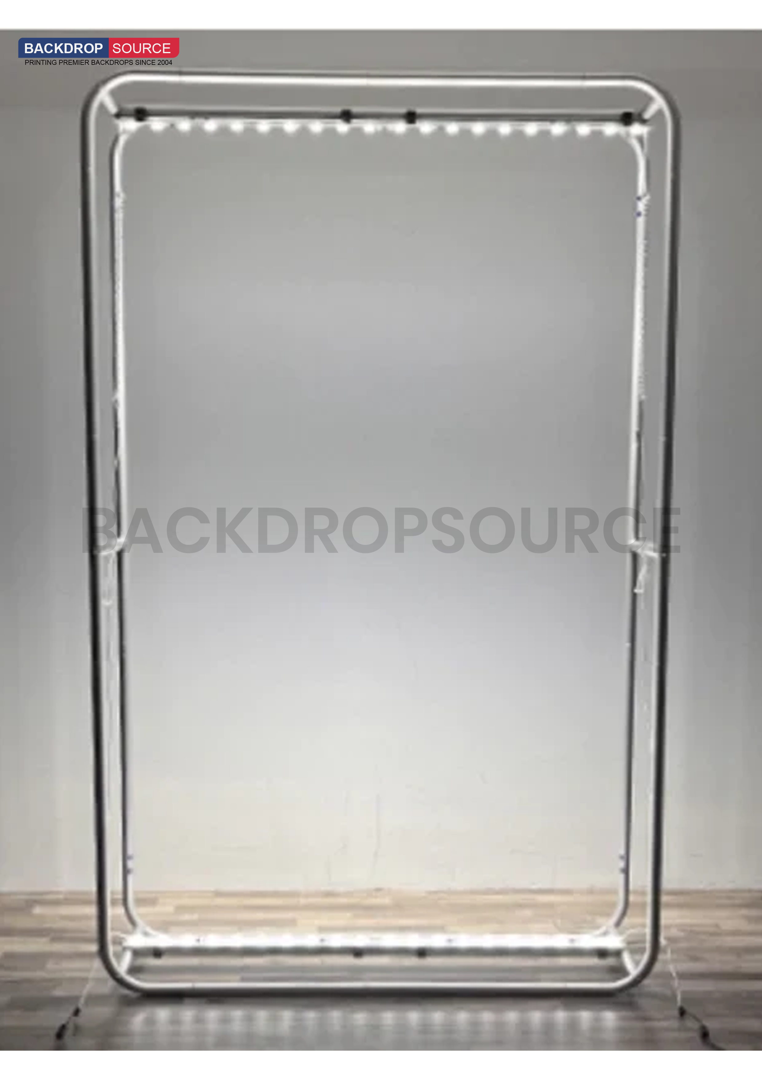 Set di pareti multimediali illuminate a forma di L con banconi per stand da 10 piedi x 10 piedi.
