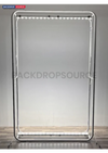 Set di pareti multimediali illuminate a forma di L con banconi per stand da 10 piedi x 10 piedi.
