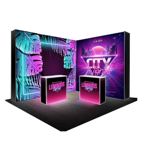 Conjunto de pared multimedia iluminada en forma de L con mostradores para stands de 10 pies x 10 pies.
